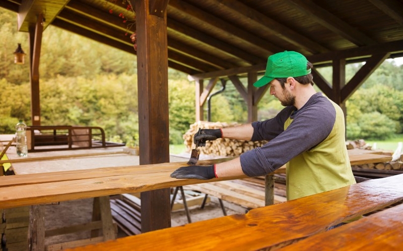 outdoor-handyman-painting-new-deck